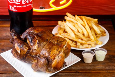 Combo del Cartel con pollo entero, papas fritas y bebida